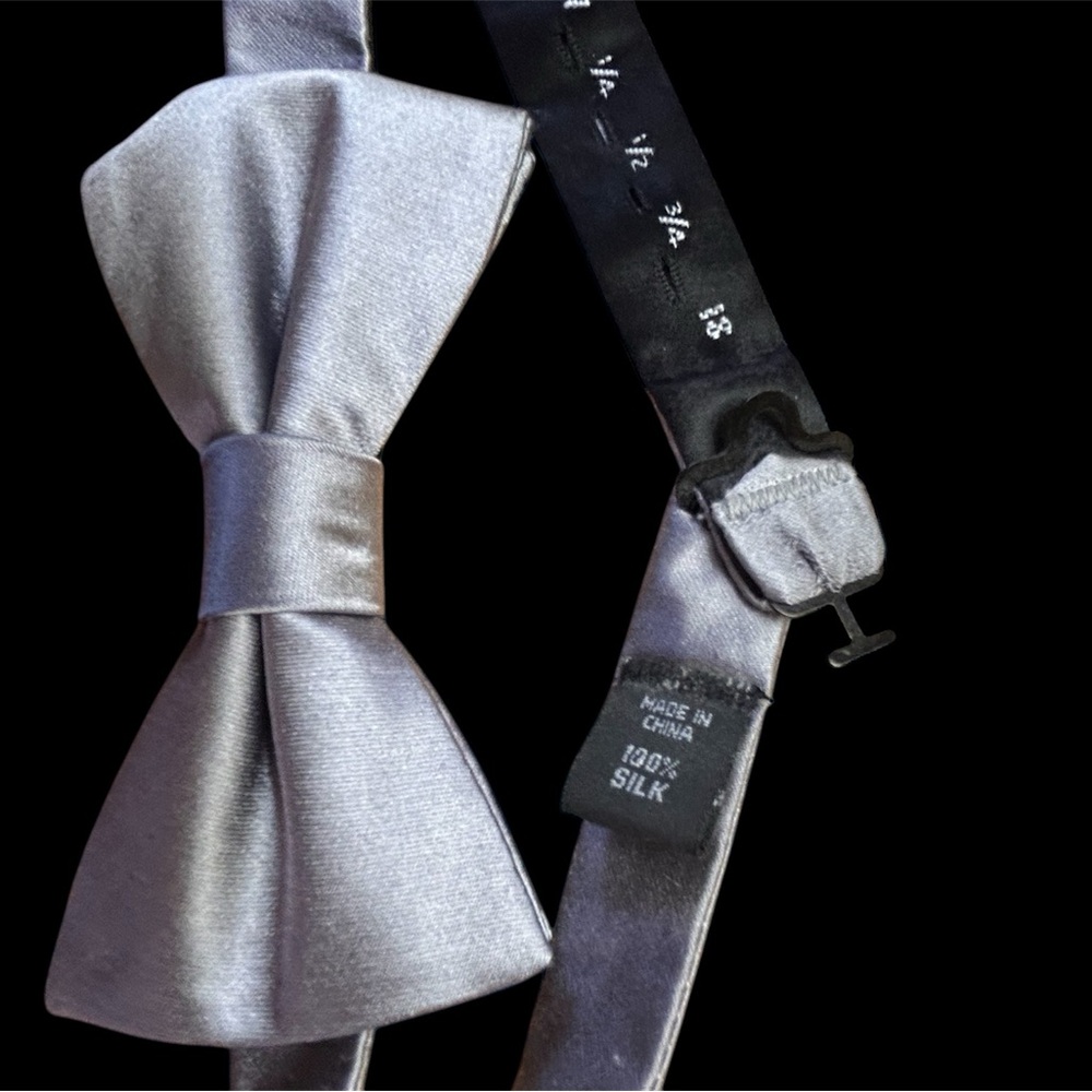 This 100% silk gray bow tie is a staple accessory for any man's formal wardrobe.
